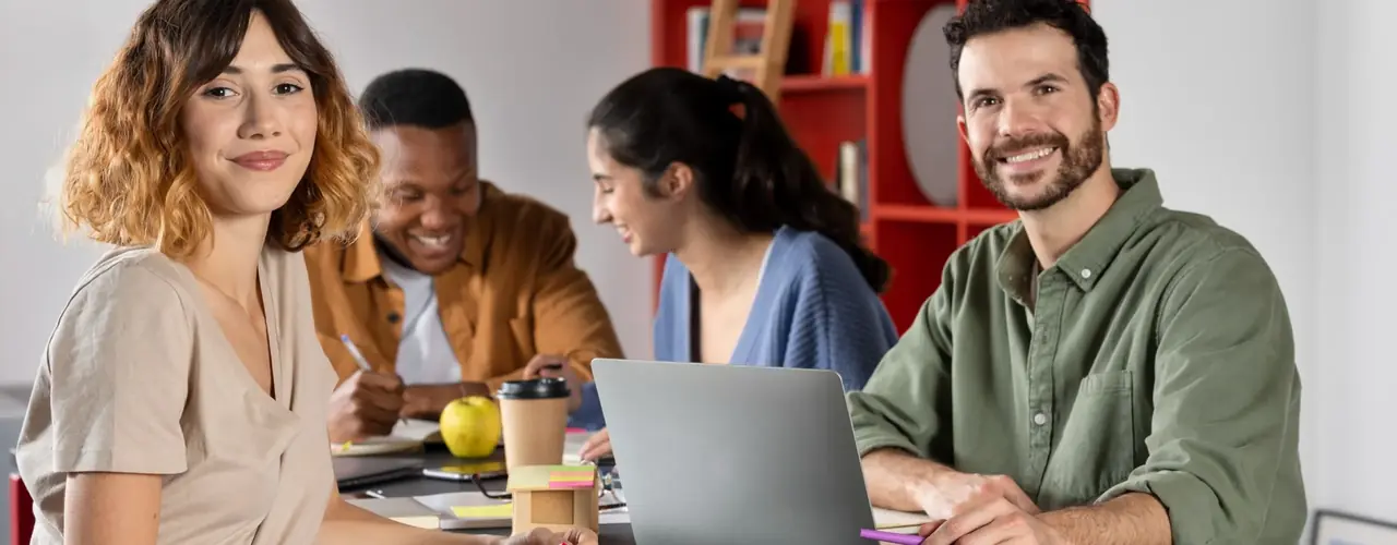 Equipe reunida em ambiente de trabalho